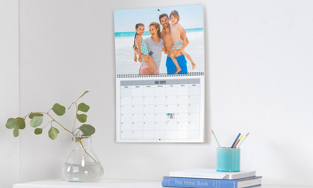 Gezellige familie poseert voor een kalender aan de muur met vakantiethema's