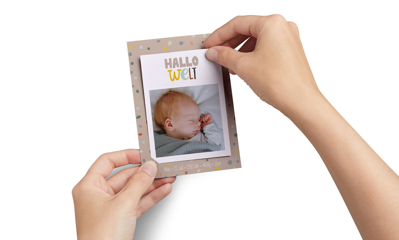 Een persoon houdt een kaart vast met een afbeelding en de tekst 'Hallo Wereld'
