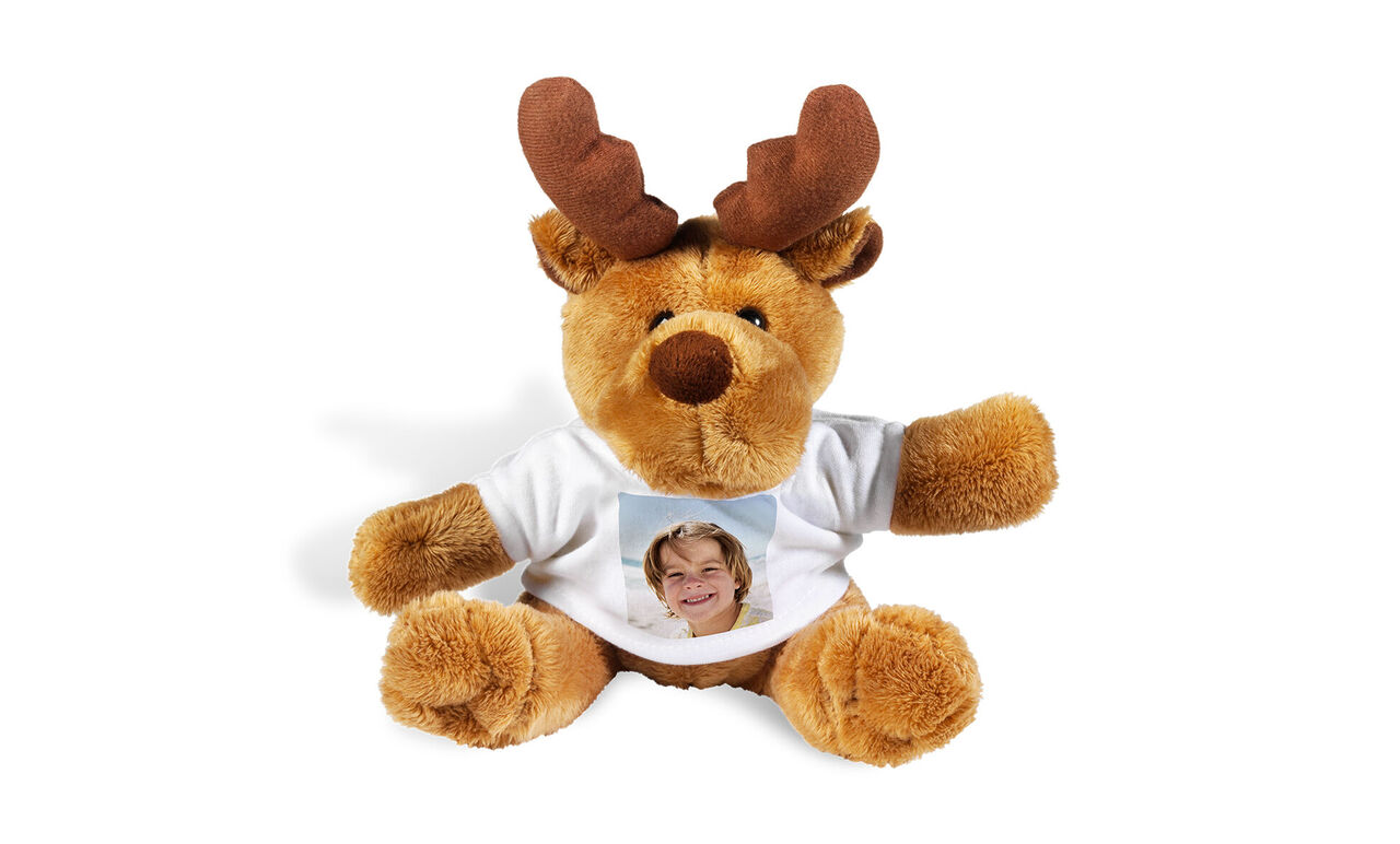 Een schattige pluchen rendierfiguur met een wit T-shirt.