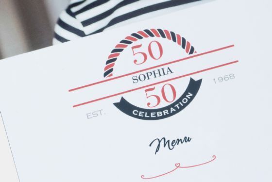 Een mooi, creatief menu voor een 50e jubileumfeest met een rood maritiem design en de naam Sophia.