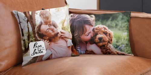 Twee kussens met foto's van papa en kind en een vrouw met een hond op een bank.