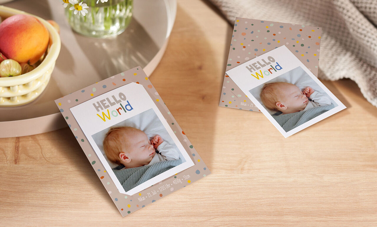 Twee gepersonaliseerde wenskaarten met de tekst 'Hello World' in een gezellige kamer.