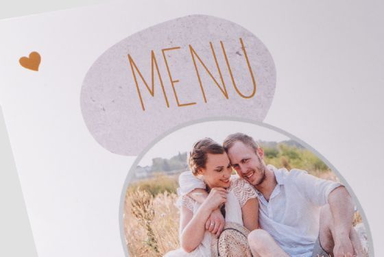 Een liefdevol menuontwerp met een romantisch stel en een hartelijke toets.