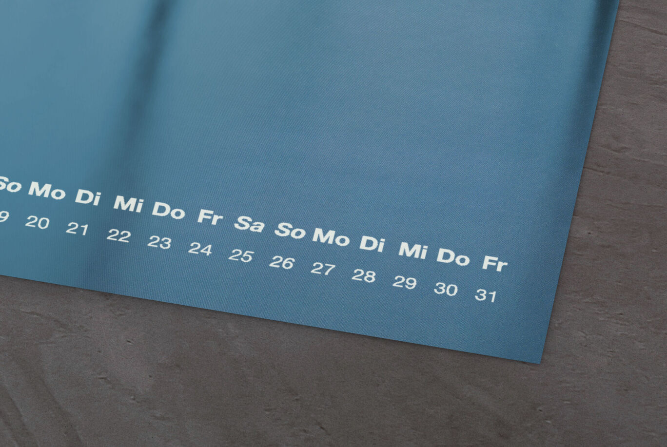 Een stijlvolle kalender met een zachte blauwe achtergrond en duidelijke weekdagen.