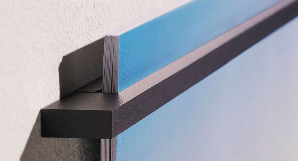 Detailfoto van een wanddecoratie met stevige bevestiging aan de muur.