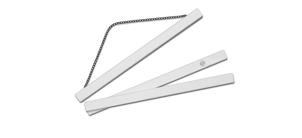 Drie witte geometrische driehoeken in verschillende posities op een witte achtergrond.