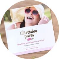 Uitnodiging voor een verjaardagsfeest met kleurrijk ontwerp en schattige details.