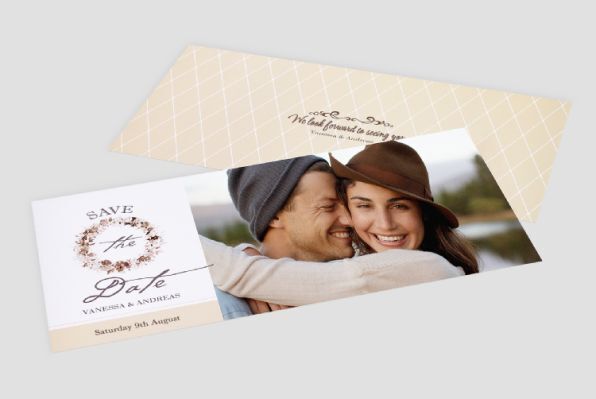 Een romantisch save-the-date-kaartontwerp met bloemen en ruimte voor persoonlijke foto's.