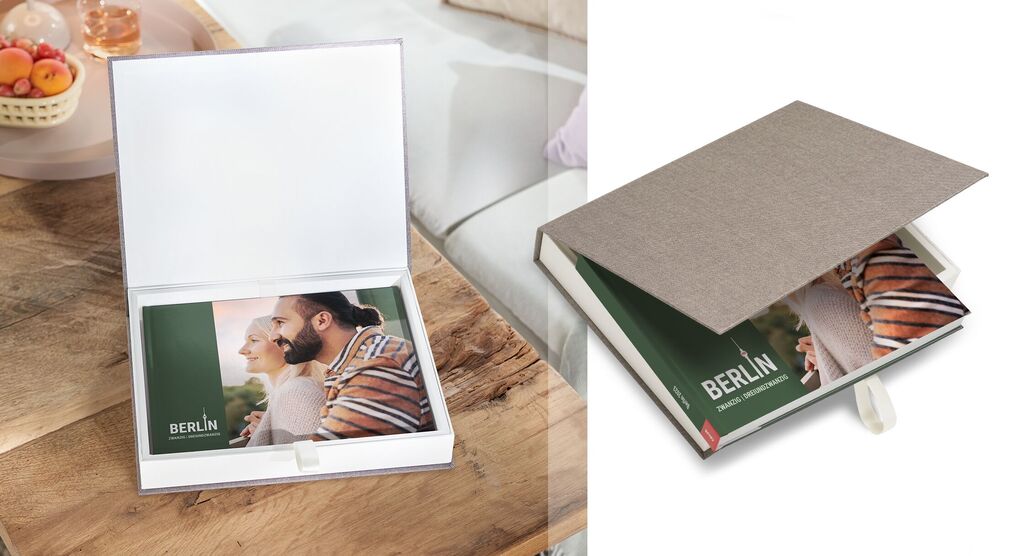 Open CEWE FOTOVBOEK met persoonlijke herinneringen op een tafel.