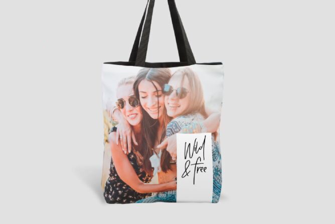 Een gepersonaliseerde tas met de tekst 'Wild & Free' en foto's van twee lachende vriendinnen.