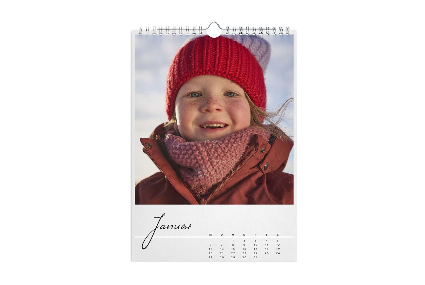 Kalenderblad voor januari met een persoon in een winteroutfit en een rood-witte muts