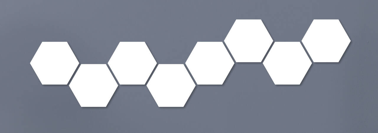 Zes kleurrijke hexagonale vormen in een rij op een grijze achtergrond.