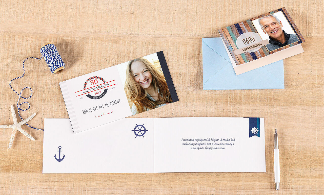 Feestelijke kaarten en een gepersonaliseerd fotoboek met maritieme decoraties.