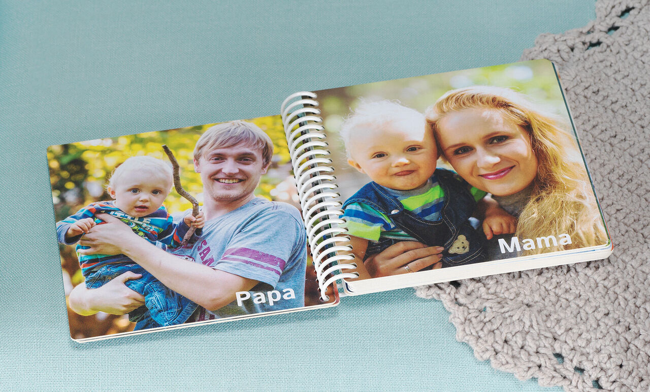 Een liefdevol fotoboek met familiefoto's, ouders en kinderen samen afgebeeld