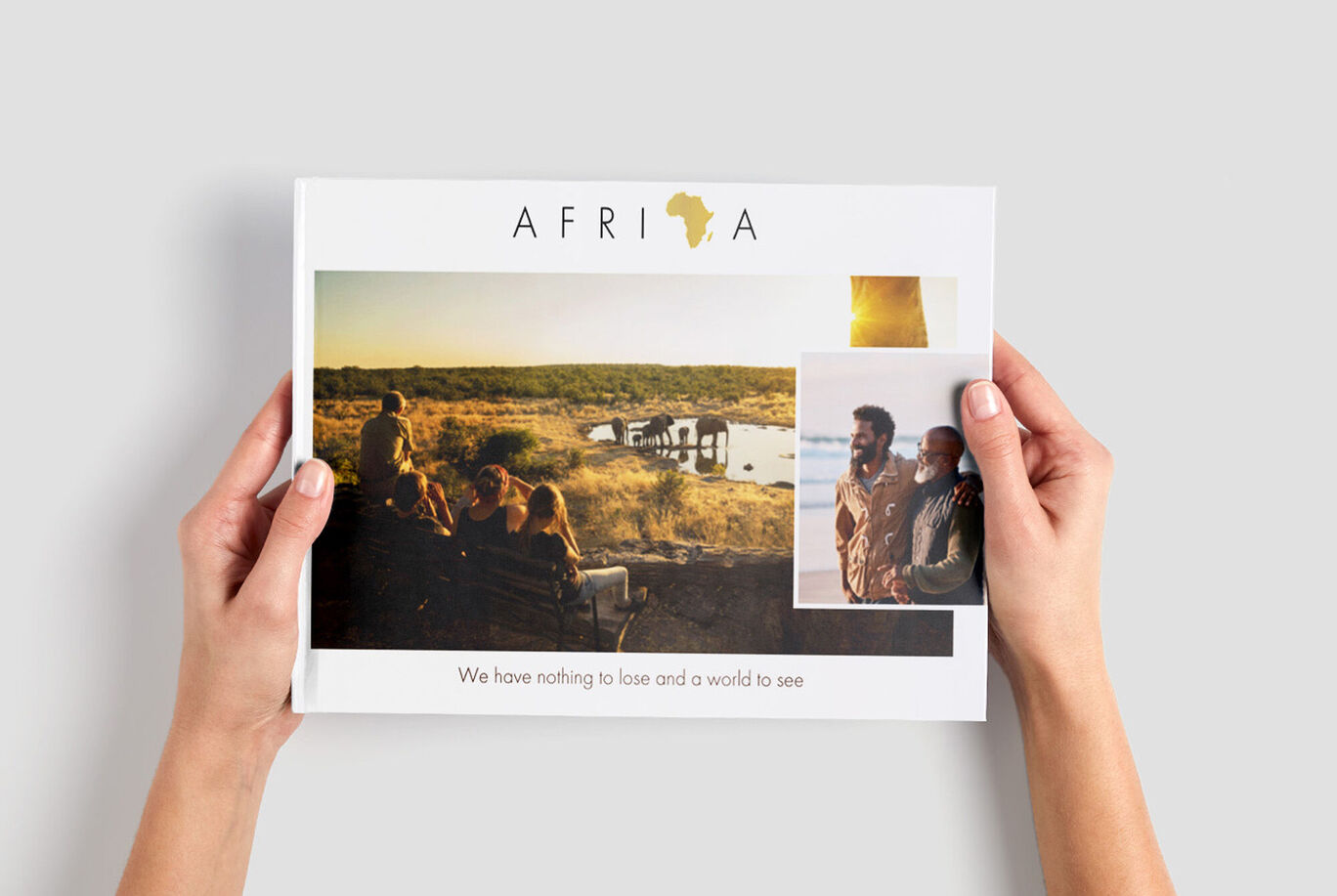 Iemand houdt een CEWE Fotoboek vast met herinneringen uit Afrika.