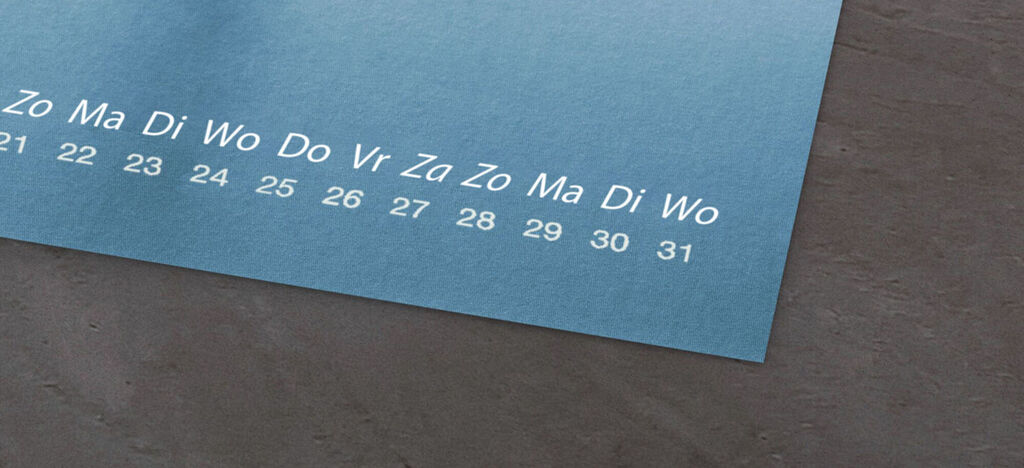 Een wandkalender met stijlvol blauw design en witte cijfers. Dagen van de week vermeld.