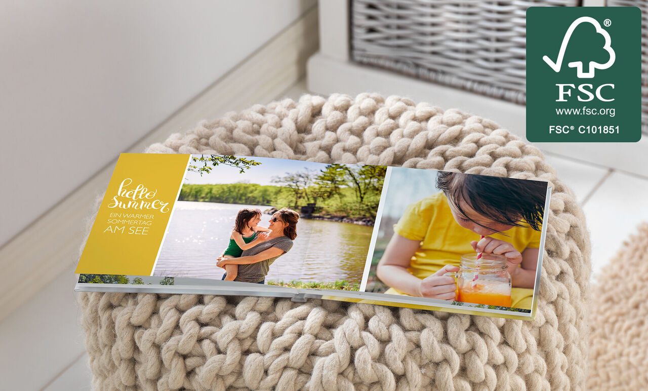 Een vrolijk fotoboek met zomerse herinneringen bij het meer. Een moeder omarmt haar kind en een kind drinkt sap.