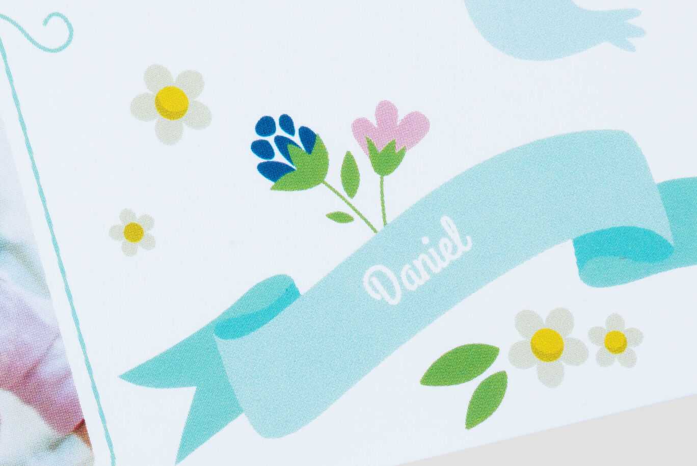 Ontwerp met bloemen en een banner waarop "Daniel" staat.