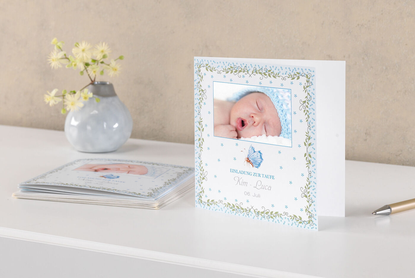 Een schattige wenskaart voor de geboorte van een baby met blauw ontwerp en foto van slapende pasgeborene
