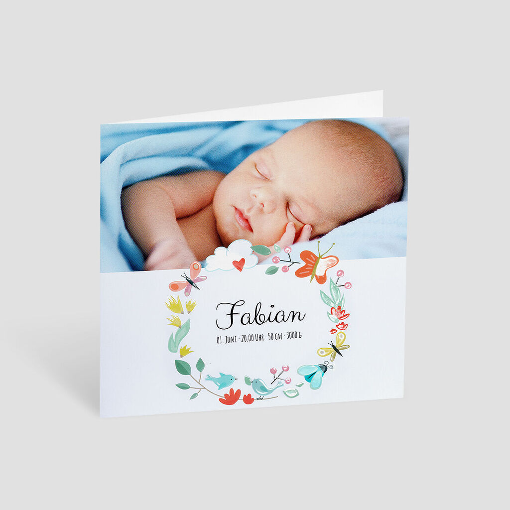 Pasgeboren baby slaapt vredig in een blauwe deken, omringd door kleurrijke bloemenillustraties.