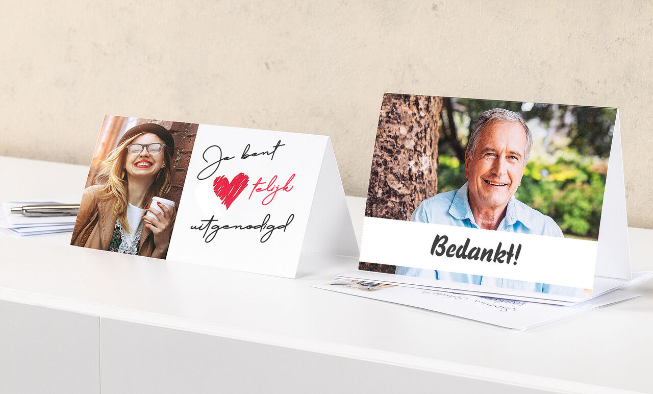 Twee bedankkaarten op een tafel, één met foto en één met handgeschreven tekst