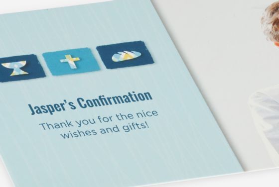 Uitnodiging voor de confirmatie met dankboodschap op een blauwe achtergrond
