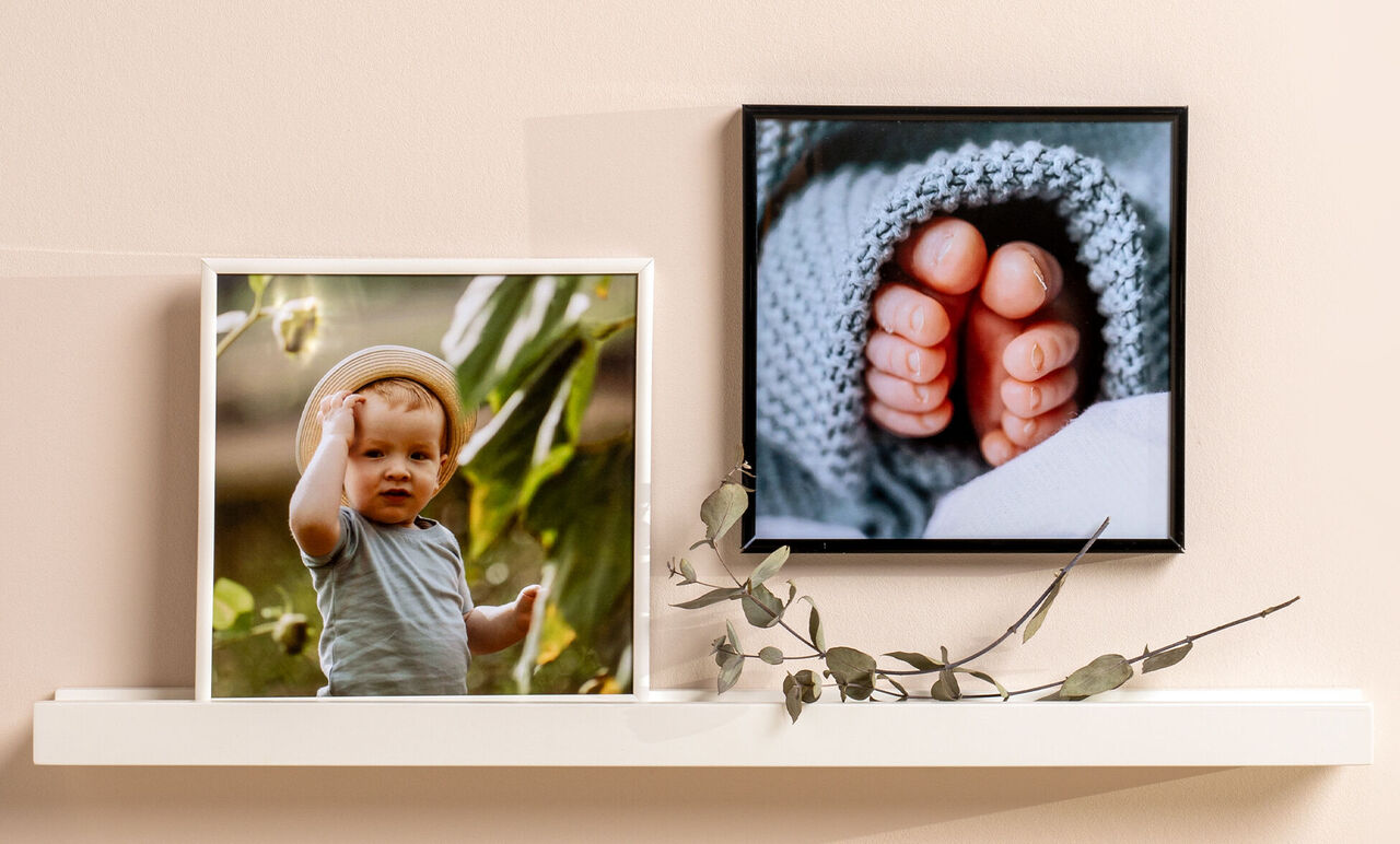 Een kind buitenshuis wijst met de hand. Naast een foto van blote babyvoetjes in een deken.