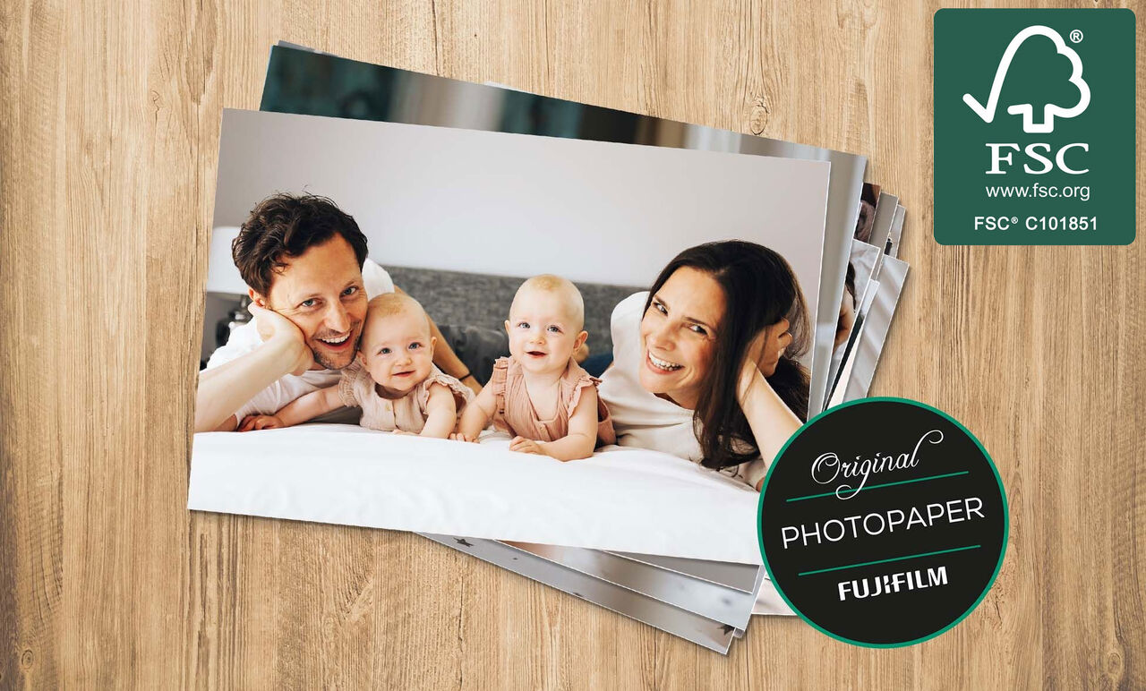 Gezin geniet samen van hun foto's op een tafel.