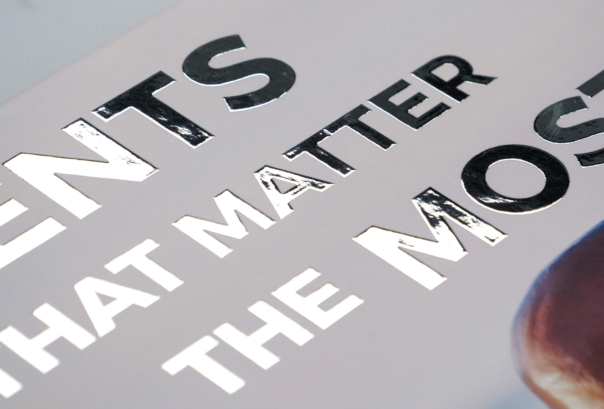 De focus ligt op een glanzend opschrift met decoratieve letters: 'Moments that matter'.
