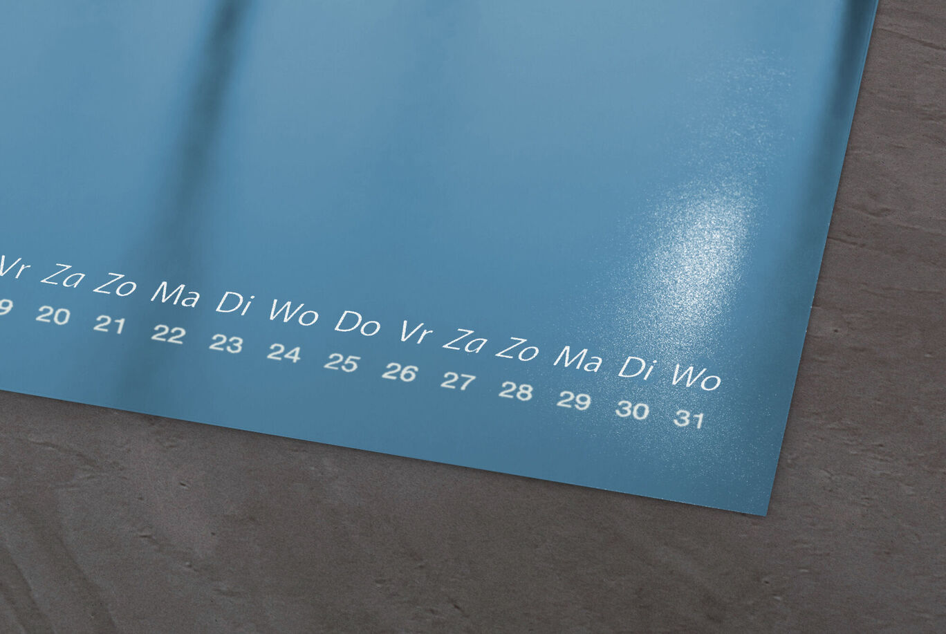 Kalenderblad met blauwe achtergrond en weekdagen in witte tekst