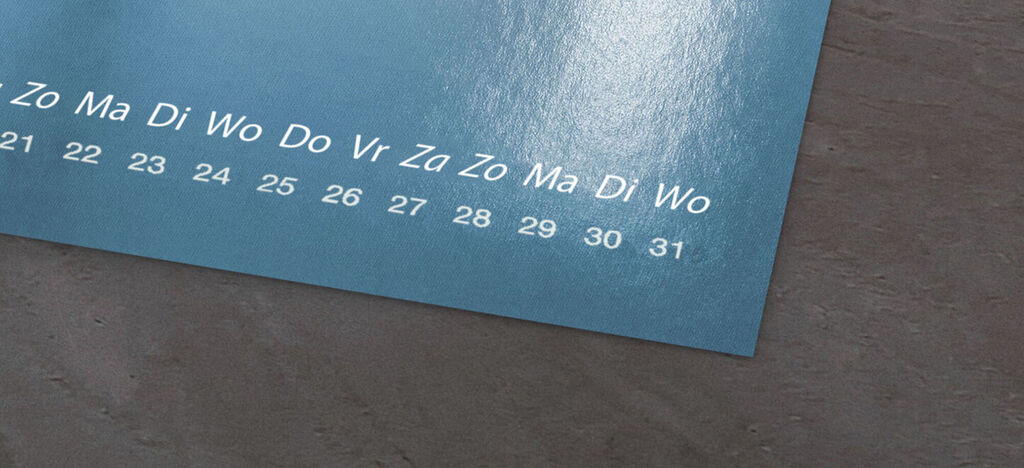 Kalenderblad met blauwe achtergrond en maandelijkse datums