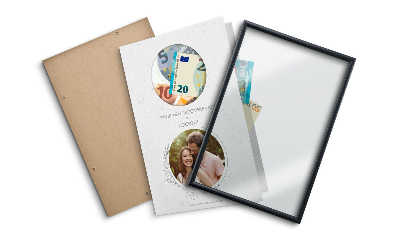 Twee geopende CEWE fotoboeken met geldbiljetten en een lijst.