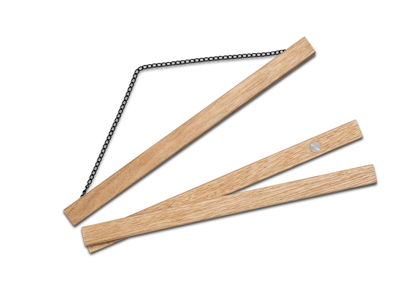 Drie stapelbare houten latten met een ketting die het flexibele ontwerp toont.
