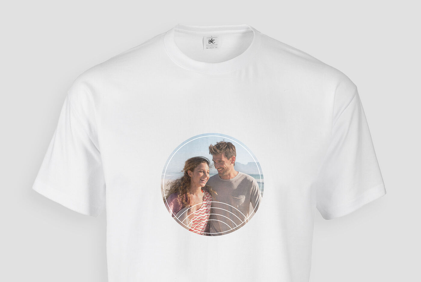 Een koppel in een wit T-shirt met een rond kaderbeeld dat vreugde uitstraalt.