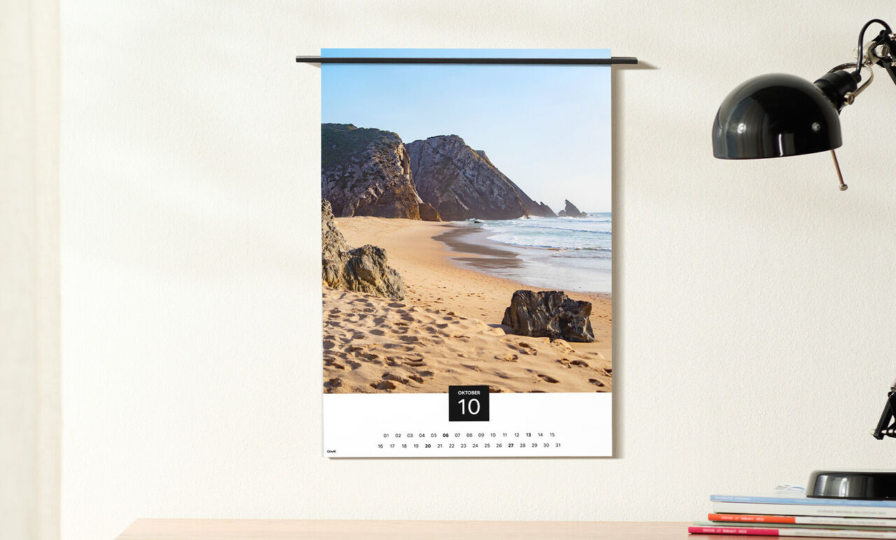 Kalender met een prachtig strandmotief en rotsen langs de kust