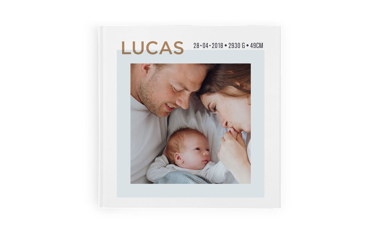Een liefdevol fotoboek met een pasgeboren baby en zijn moeder.