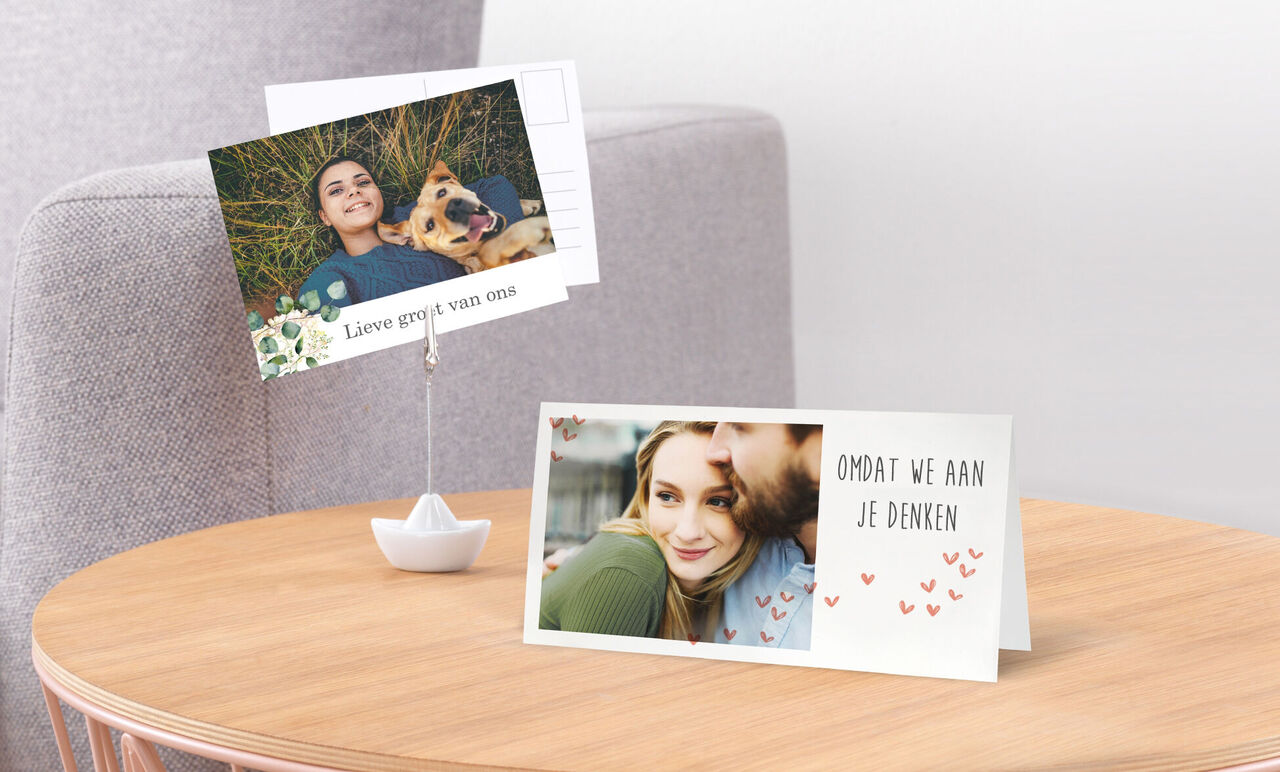 Twee liefdevolle wenskaarten staan op een tafel.