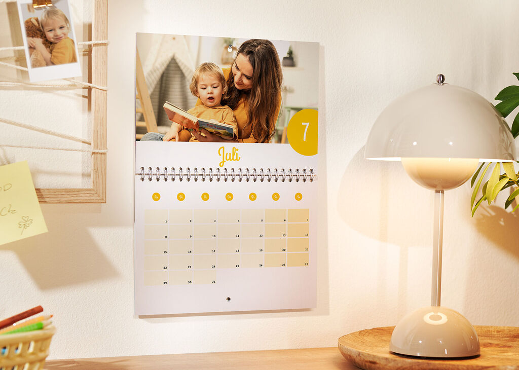 Een mooie wandkalender voor juli met een liefdevol familiemoment.