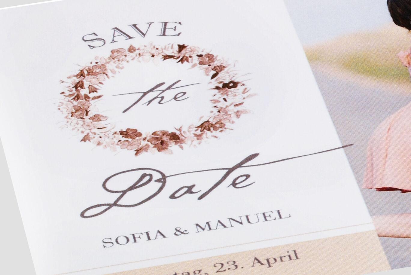 Een romantisch Save the Date kaartje voor Sofia en Manuel, versierd met bloemen in zachte kleuren