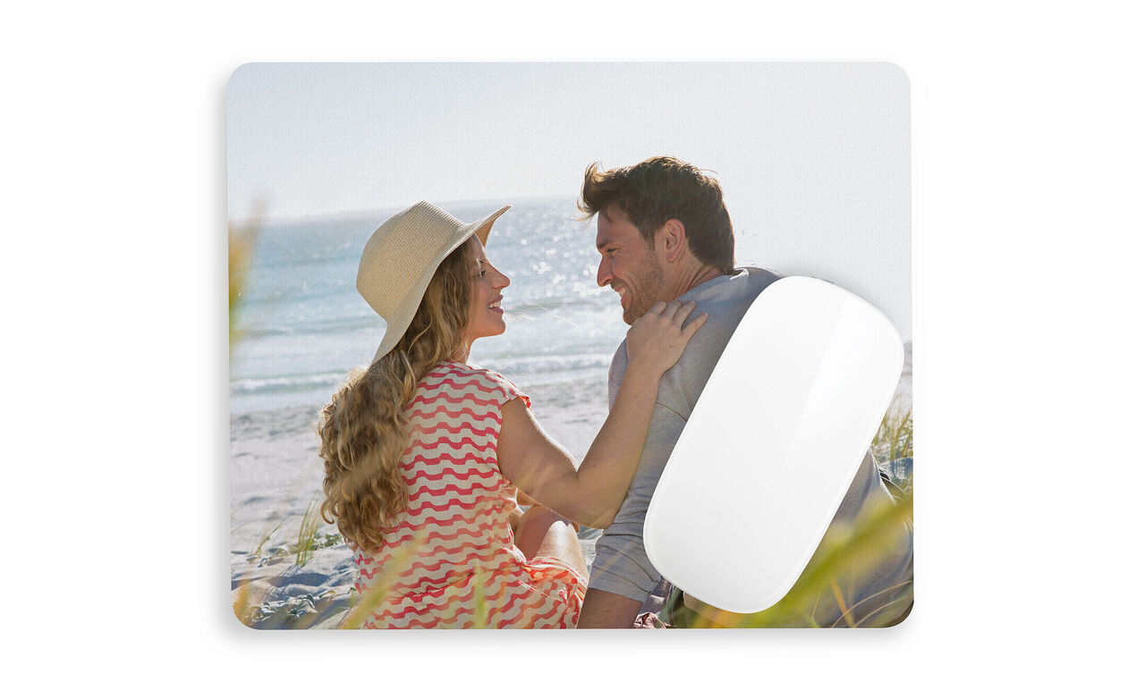 Een stel zit gelukkig op het strand en geniet van het moment.