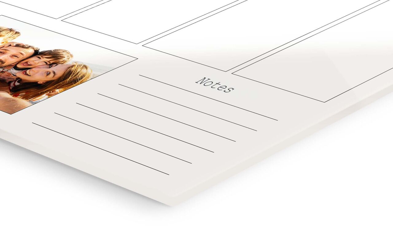 Postkaart met ruimte voor herinneringen en notities. Links een vrolijke foto van mensen.