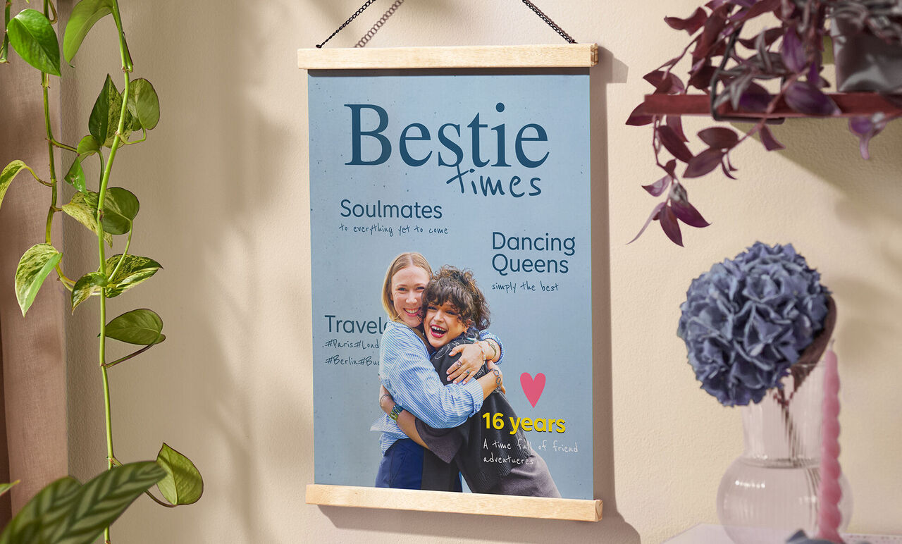 CEWE poster met een foto van twee mensen die elkaar omhelzen en teksten als ‘Bestie times’, ‘Soulmates’ en ‘16 years’