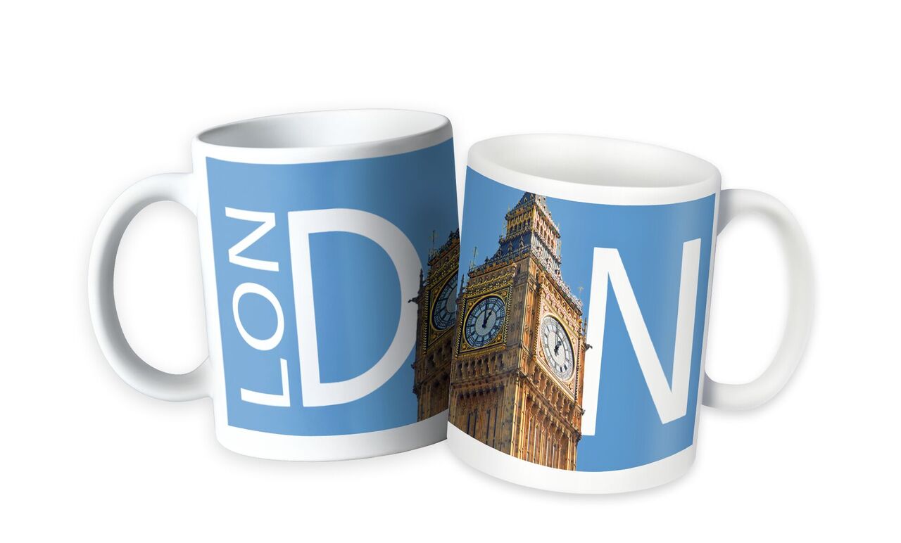 Op twee fotomokken met een blauw ontwerp staan de klokkentoren Big Ben en de letters L O N D O N afgebeeld
