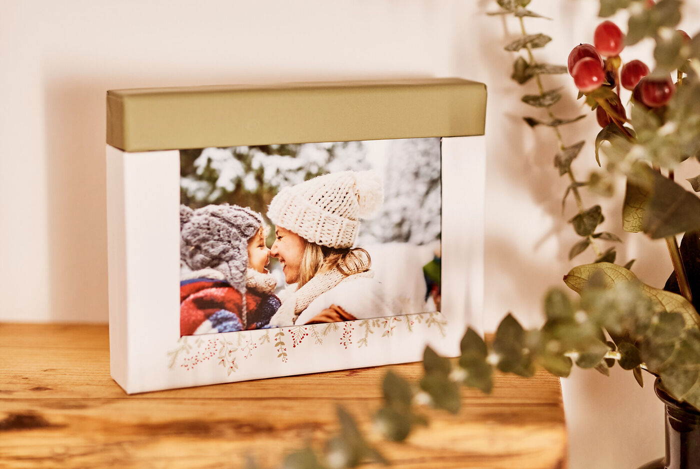 Liefdevolle mensen in een winterlandschap, omarmd in een fotogalerij.