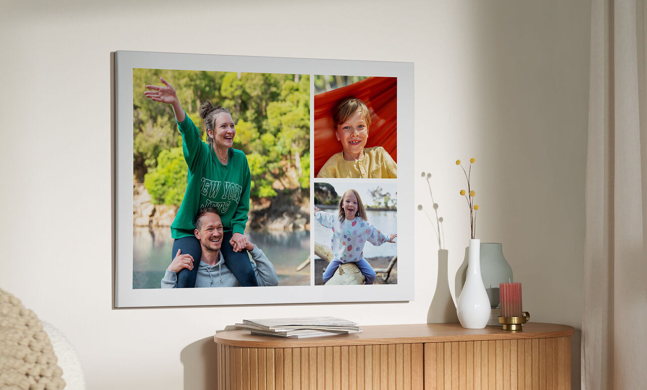 Familiefoto's in moderne woonkamer tonen vreugde en samen zijn.