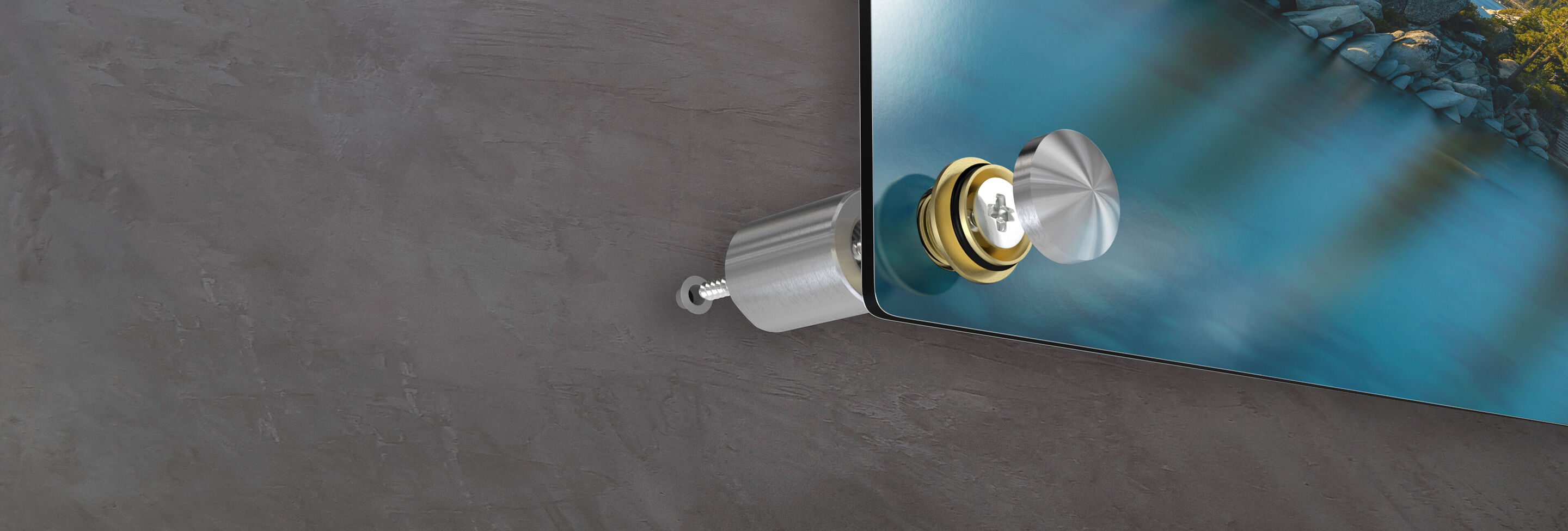 Bevestiging van een wandpaneel aan een muur met gouden beugel en glazen plaat