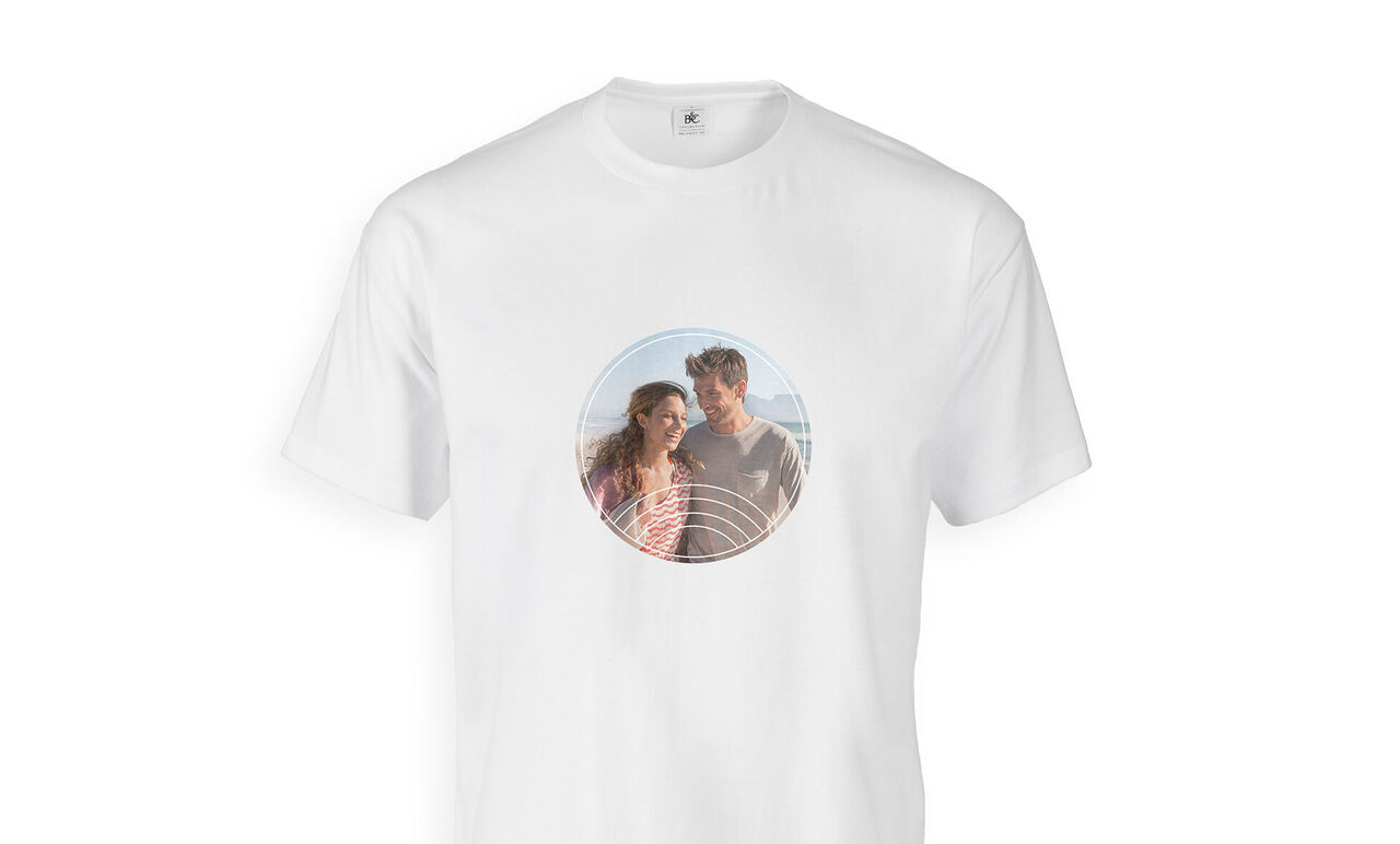 Een wit T-shirt met een ronde print die een stel in de natuur toont