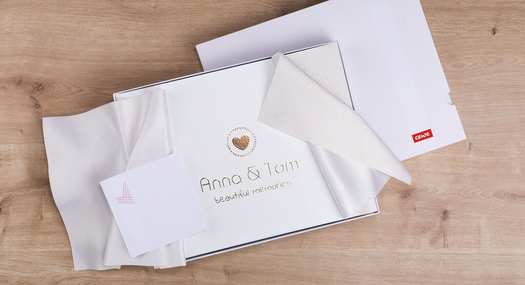 Prachtig CEWE fotoboek in een cadeaubox met liefdevolle herinneringen en persoonlijke details.