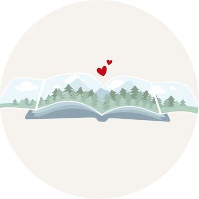 Een geopend fotoboek toont een liefelijk landschap met bergen, bossen en rode hartjes.
