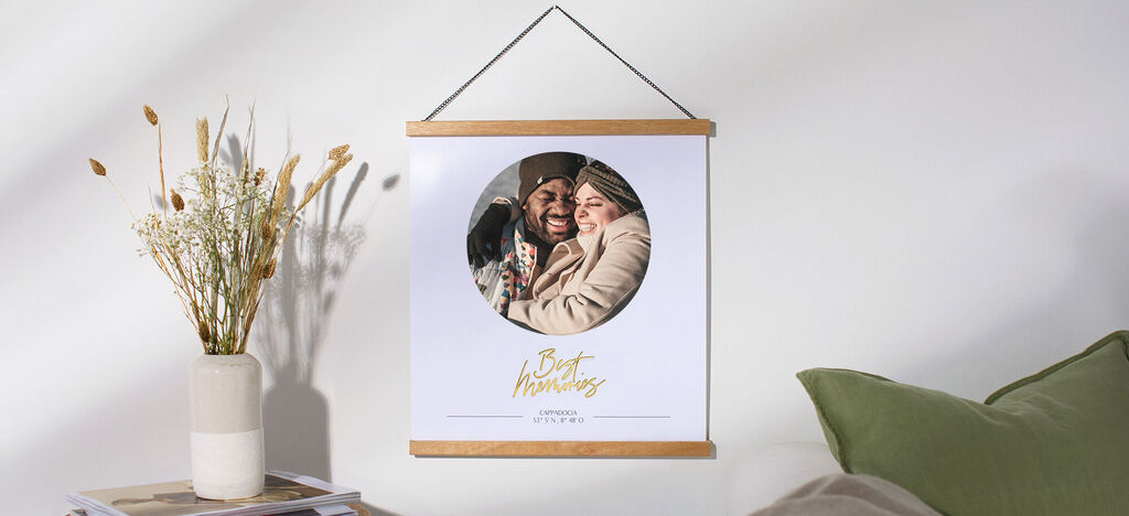 Een lachend stel omhelst elkaar in een lijst, omringd door bloemen en een decoratief kussen